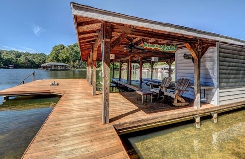 Lakeside Woods Maison | Les Gables au lac Anna grande maison front de mer du côté public avec plage