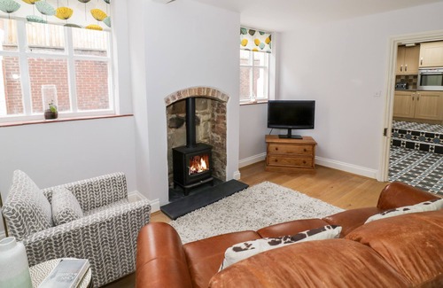 Warwick Town Centre Cottage | THE GABLES, family friendly, character holiday cottage in Warwick