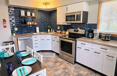 Galesburg Maison | The Galesburg Escape! King bed, Pet friendly, Game room