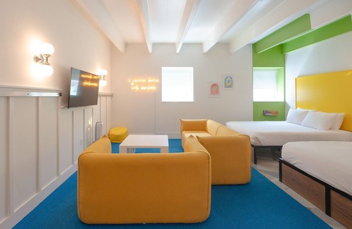 East Hill Hôtel | The Gallatin 2 Queen Suite 115, Colorful Boutique Hotel!