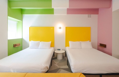 East Hill Hôtel | The Gallatin 2 Queen Suite 115, Colorful Boutique Hotel!
