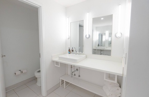 East Hill Hôtel | The Gallatin 2 Queen Suite 115, Colorful Boutique Hotel!