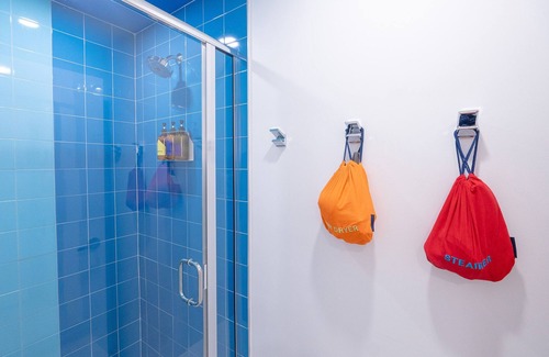 East Hill Hôtel | The Gallatin 2 Queen Suite 115, Colorful Boutique Hotel!