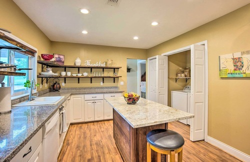 Brenham Maison | 'The Gathering Place' Brenham Home on 6 Acres