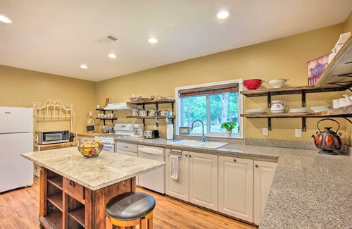 Brenham Maison | 'The Gathering Place' Brenham Home on 6 Acres