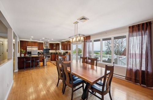 Washington Boro Maison | The Getaway a River View Home w/Pool & Hot Tub