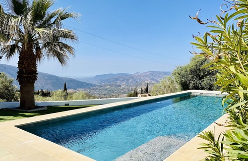 Carataunas Maison | The Glass House - Une élégante villa minimaliste et une piscine avec de belles vues ...