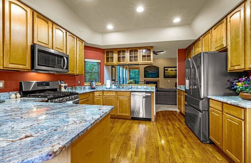 Palmer Lake Maison | The Glen House, a lovely 4 bedroom home in Palmer Lake, with hot tub, and views!