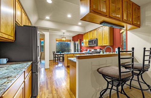 Palmer Lake Maison | The Glen House, a lovely 4 bedroom home in Palmer Lake, with hot tub, and views!