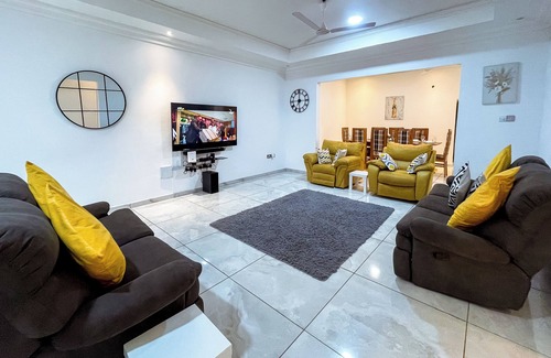 Adenta Maison | The Glenn House Make memoriesat this unique and family friendly place