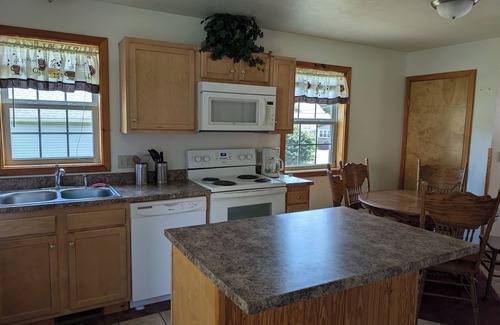 Edinboro Maison | The Glenshaw- Spacious 5 bedroom home on Lakeside Edinboro