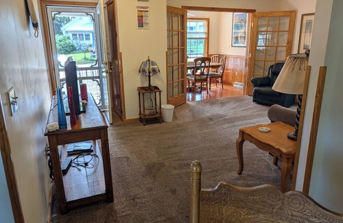Edinboro Maison | The Glenshaw- Spacious 5 bedroom home on Lakeside Edinboro