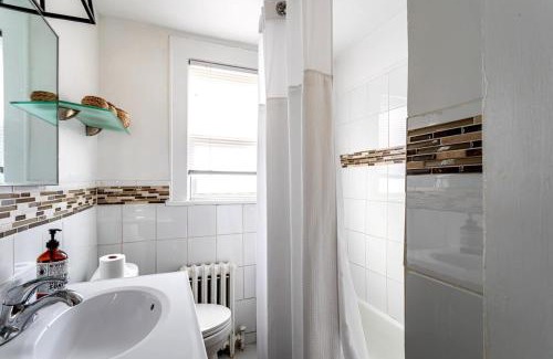 Cove - East Side - Shippan Appartement | The Gold Room near downtown trains fast wifi