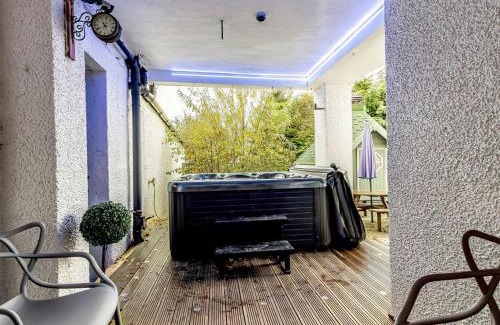 Mauchline Maison | The Golden Crown