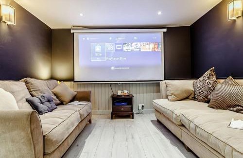 Mauchline Maison | The Golden Crown