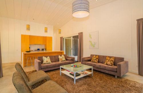 Matarangi Maison | The Golden Hideaway - Matarangi Holiday Home