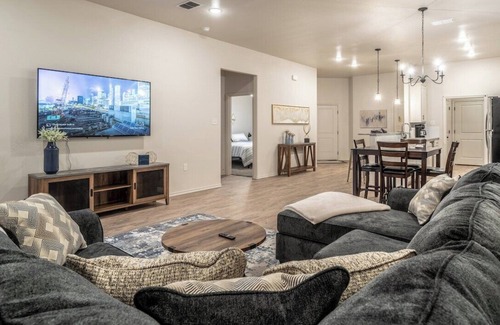 North by Northwest Maison | The Golden Paradise 2BR 2BA New Construction