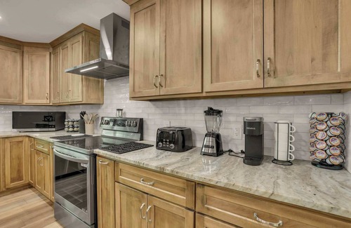 Newark Maison | The Golden Retreat | Dual Master Suites