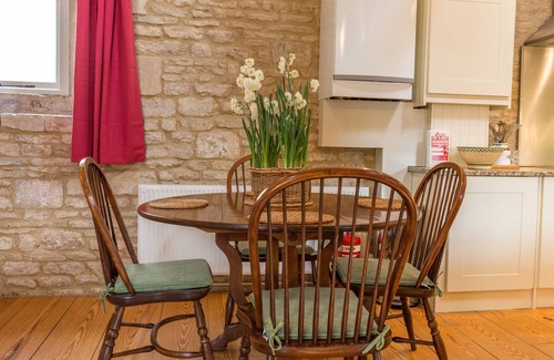 Bourton Cottage | Le grenier est en zone rurale, parfait pour les familles, les couples et les animaux domestiques.