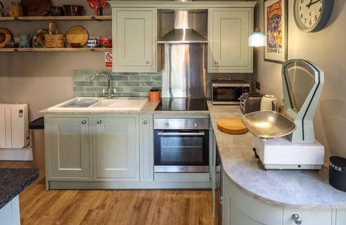 Gainsborough Cottage | THE GRANARY OWL HOUSE, romantic, with a garden in Pilham