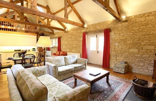 Bourton Maison | THE GRANARY, pet friendly, with open fire in Bourton-On-The-Water