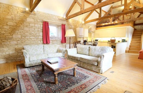 Bourton Maison | THE GRANARY, pet friendly, with open fire in Bourton-On-The-Water