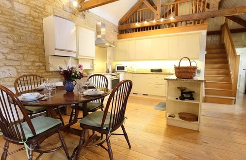 Bourton Maison | THE GRANARY, pet friendly, with open fire in Bourton-On-The-Water