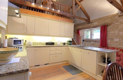 Bourton Maison | THE GRANARY, pet friendly, with open fire in Bourton-On-The-Water