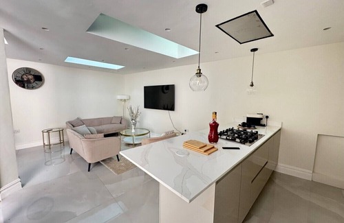 Kilburn Appartement | The Grand Royal Kilburn House - 4BR/3BR w Parking