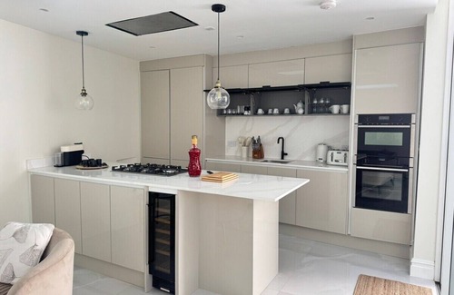 Kilburn Appartement | The Grand Royal Kilburn House - 4BR/3BR w Parking