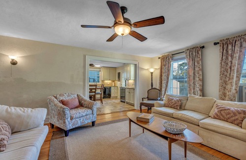 Niantic Maison | THE GRAND VICTORIAN GUEST HOUSE / BEACH FRONT PROPERTY