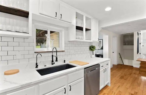 Peoria Maison | The Grandview Retreat. Elite 4 bedroom & Hot Tub