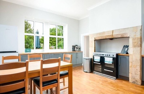 Midsomer Norton Maison | The Grange, nr Bath, hottub games rm, home cinema