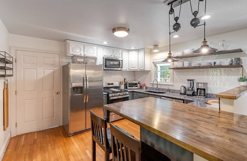 Great Barrington Maison | The Great Escape Ski Cottage w/HOT TUB @ Great Barrington