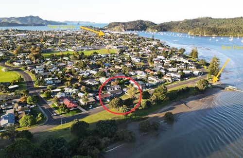 Whitianga Maison | The Great Escape, Luxury Waterfront, HotTub
