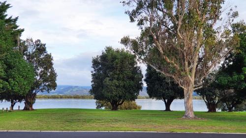 Whitianga Maison | The Great Escape, Luxury Waterfront, HotTub