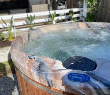 Whitianga Maison | The Great Escape, Luxury Waterfront, HotTub