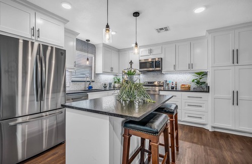 Brenham Maison | The Green Emerald Close to Down Town Brenham