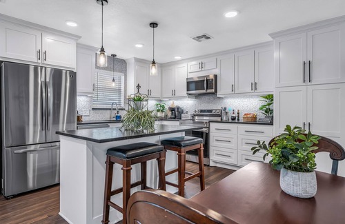 Brenham Maison | The Green Emerald Close to Down Town Brenham