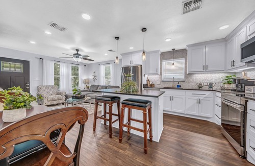 Brenham Maison | The Green Emerald Close to Down Town Brenham