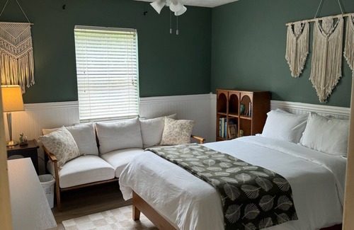 College Station Maison | The Green House - Cozy 2 bedroom 5 minutes to Texas A&M University!