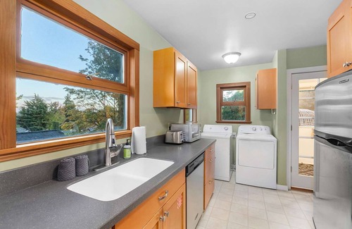 Wallingford Maison | The Green Lake Firefly Lodge