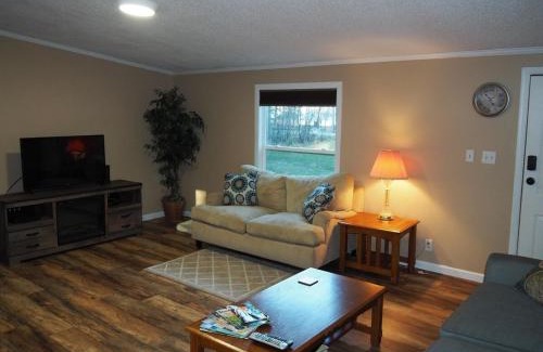 Interlochen Maison | The Green Lake Getaway - Shared Lake Access!