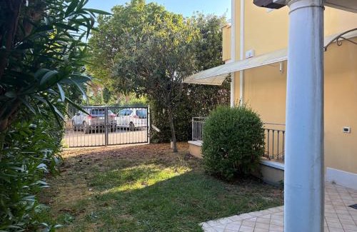 Marina di Massa Maison | The Green Nest-Casa con giardino