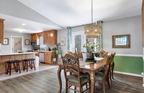 Midlothian Maison | The Greenhouse in the Heart of Midlothian