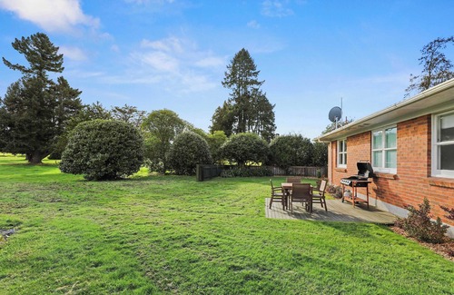 Fenton Street Cottage | The Greenkeeper's Cottage - 3 Bedroom, 3 Bathroom on the Golf Course