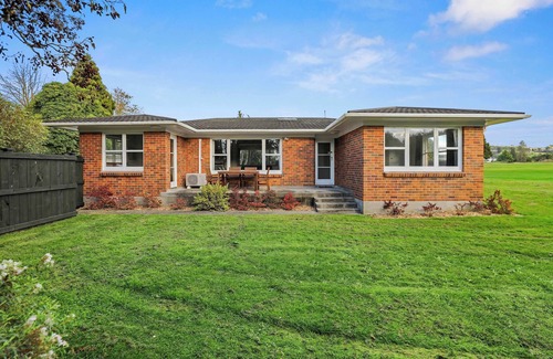 Fenton Street Cottage | The Greenkeeper's Cottage - 3 Bedroom, 3 Bathroom on the Golf Course