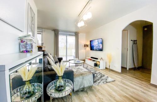 Bussy-Saint-Georges Appartement | The Grey House - Parking - Piscine - RER à 6 min