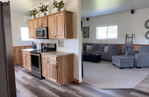Corvallis Maison | The Guesthouse - on 3.5 acres in Corvallis, MT