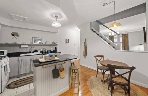 Olde Towne East Maison | The Gustavus House - For 4!